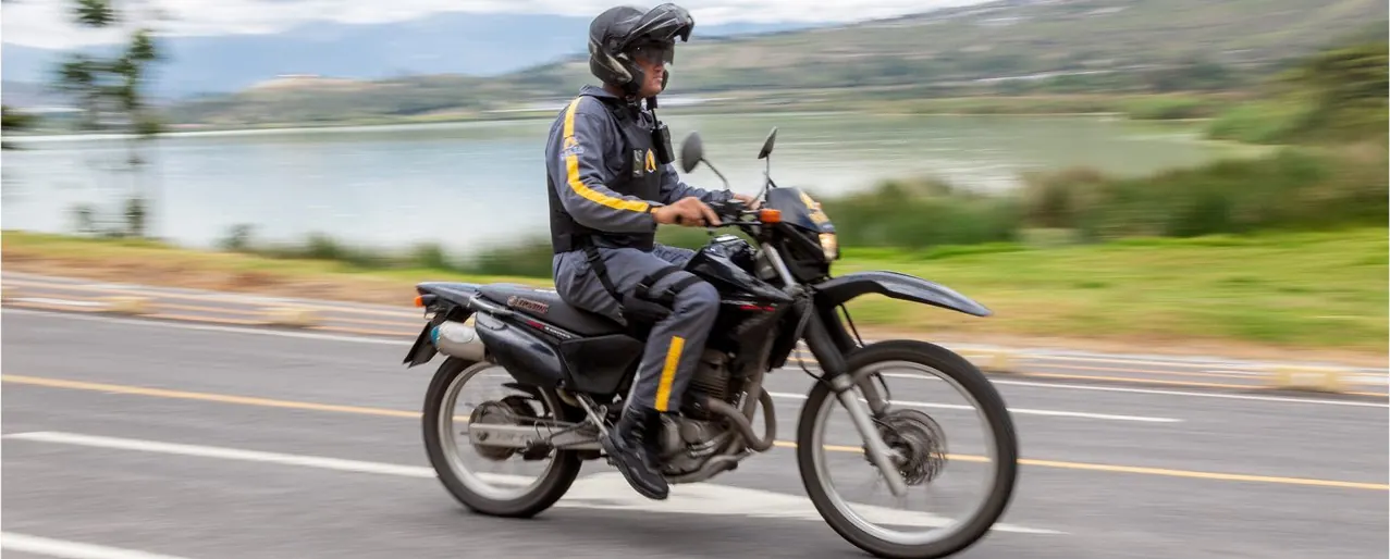 Guardia motorizado de Delta Seguridad en carretera
