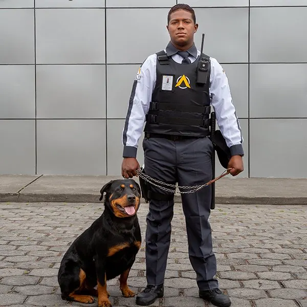 Guardia con perro de seguridad